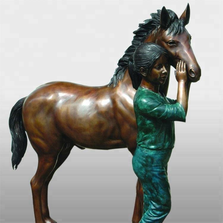 Statua di cavallo in bronzo a grandezza naturale con decorazione personalizzata con donna