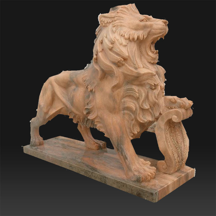 Skulpturë e luanit të ulur në derën e përparme, palë statujë roje fantazie me dy gdhendje në gurë