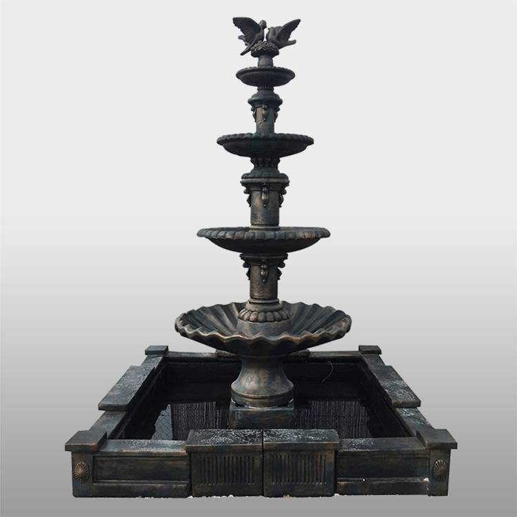 Fontana astratta d'acqua a 4 livelli con decorazione per esterni in bronzo