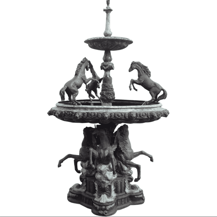 Vrtna fontana vodene fontane s velikim brončanim kipom konja na otvorenom