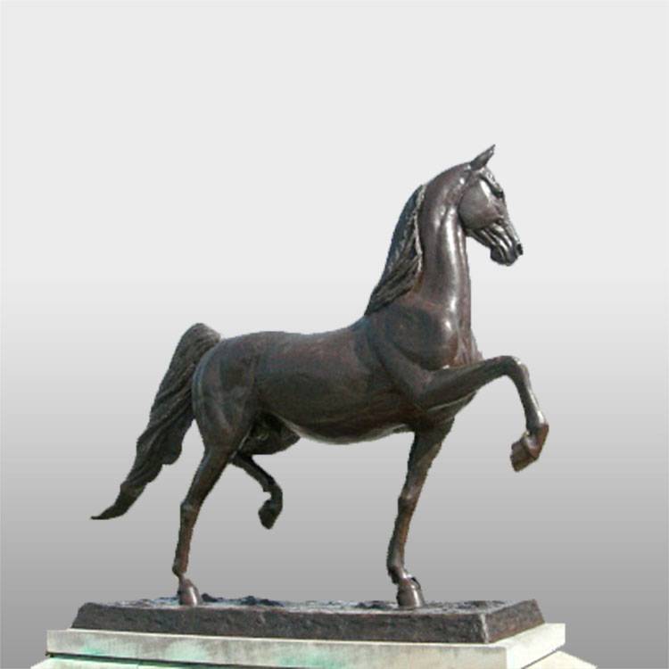 Escultura de cavalo correndo em bronze com decoração em tamanho real