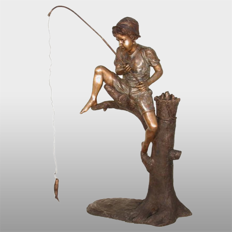 Vrtna ukrasna fontana s figurama pecanja dječaka od bronce