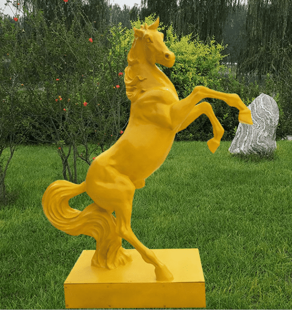 famose decorazioni scultura di cavallo in resina dorata