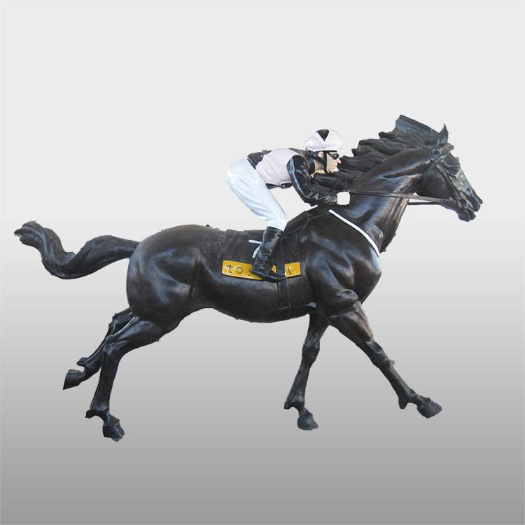 skulptura medeninastih konjev v naravni velikosti kip polo konja