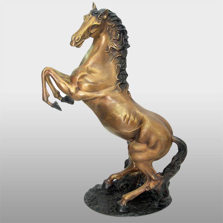 Домашняя декоративная статуя прыгающей лошади с крыльями