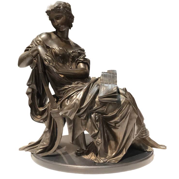 Ukrasna brončana skulptura dame koja sjedi u vrtu