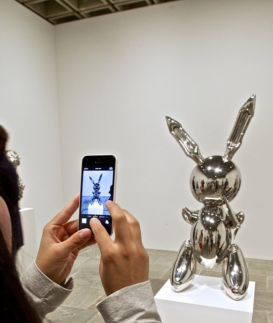 Jeff Koons 'Rabbit'-beeldhouwerk stel $91,1 miljoen rekord vir 'n lewende kunstenaar