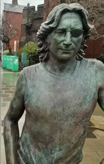 Бийтълс: Статуята на мира на Джон Ленън е повредена в Ливърпул
