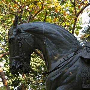 Rei Eduardo VII em uma estátua de cavalo de bronze para jardim