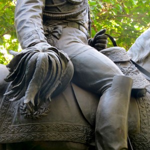 Кароль Эдуард VII на бронзавай статуі каня для саду