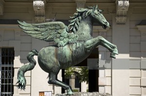 Majektisk Pegasus-statue i naturlig størrelse Bronzehesteskulptur til haven