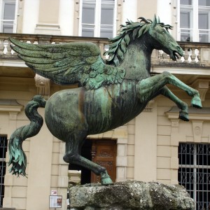 Bog' uchun ajoyib kattalikdagi Pegasus haykali bronza ot haykali