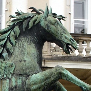 Scultura di cavallo in bronzo a grandezza naturale con statua di Pegaso maestosa per giardino