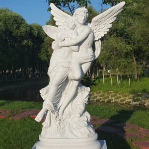 Graikijos marmuro statula apie mitą apie psichiką ir Erotą, besilaikančius kartu
