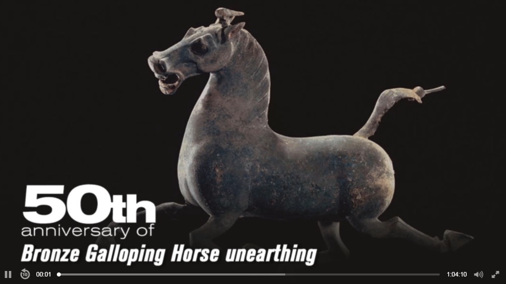 Padesáté výročí odkrytí bronzového cválajícího koně Gansu v Číně