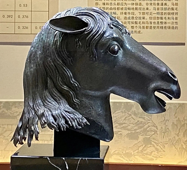 Bronzen paardenkop geroofd tijdens China's 'Eeuw van vernedering' keerde terug naar Peking