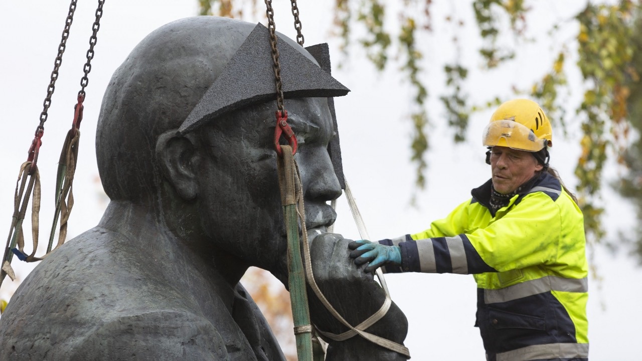Fínsko strhlo poslednú sochu sovietskeho vodcu