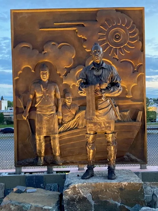 Oneida India odhaluje sochu Oneida Warrior na památku hostitelského místa Oneida