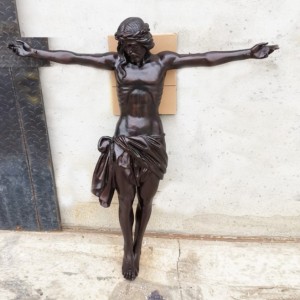 Bronsskulptur av Jesu korsfästelse
