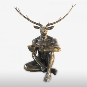 Mitologia bronze DeerMan em tamanho natural amando sua estátua de café