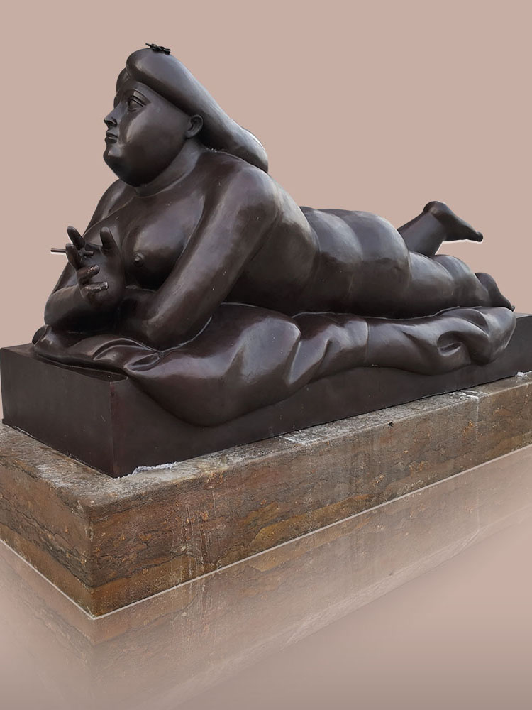 Grande scultura in bronzu muderna di donna fumante