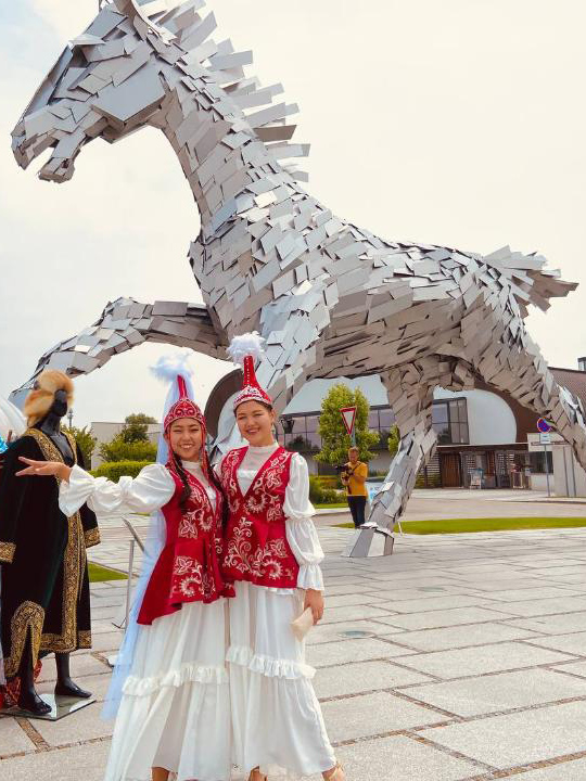 Cal, iurtă și dombra – simboluri ale culturii kazahe din Slovacia.