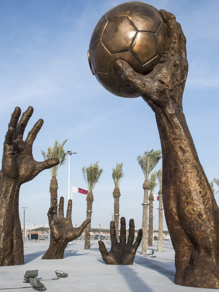 क़तर/फ़ुटबॉल विश्व कप में 40 विशाल प्रतिमाओं की स्थापना और दोहरा आकर्षण