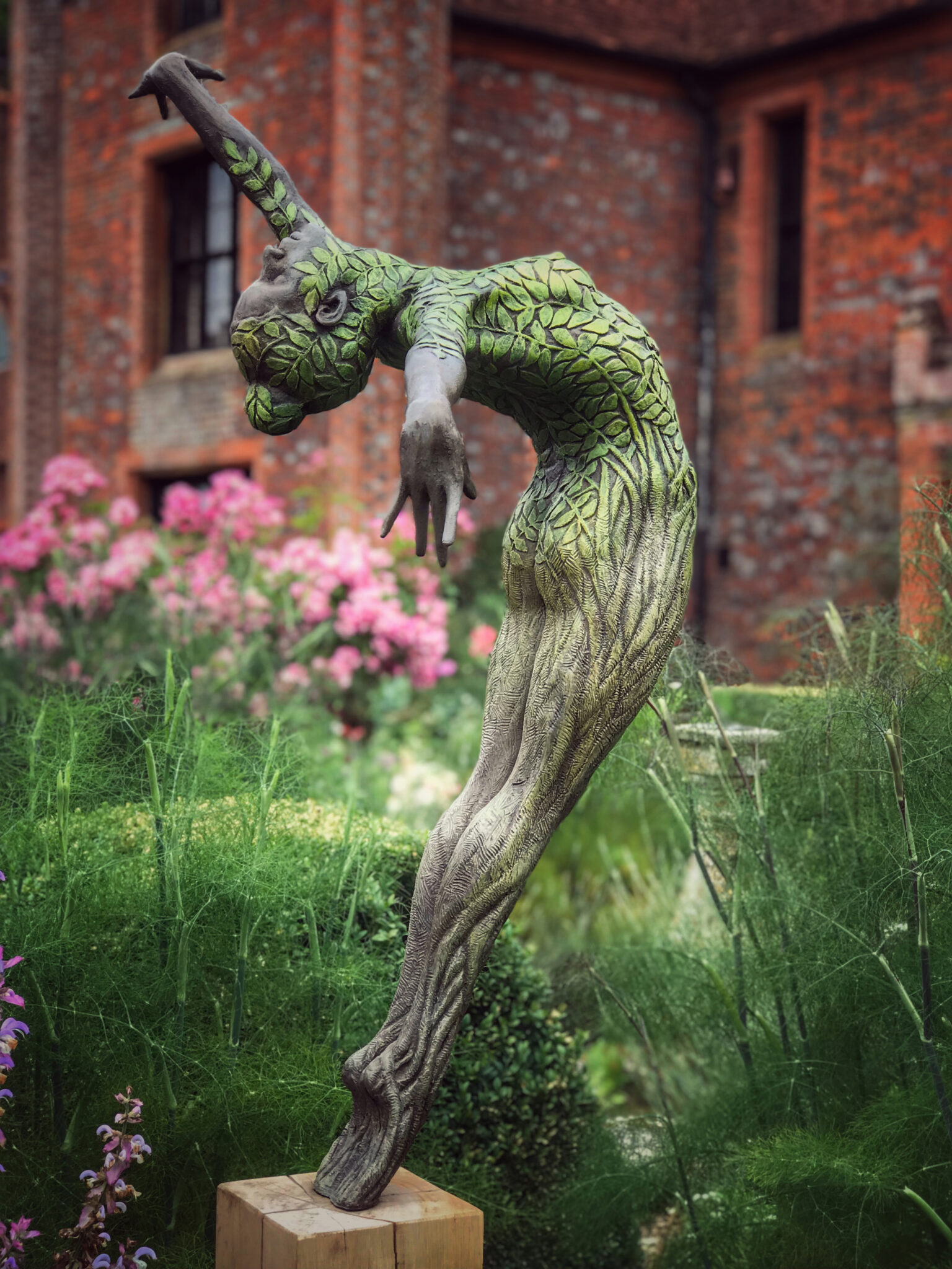 Tančící postavy a přírodní prvky se spojují v elegantních bronzových sochách Jonathana Hateleyho