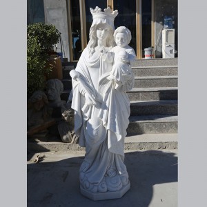 Statua in marmo bianco della Vergine Maria che tiene in braccio un Cristo bambino