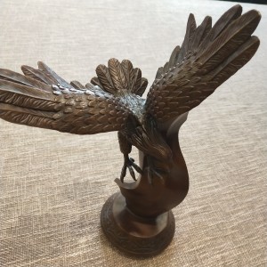 Градинарска декорација античка бронзена скулптура на орел
