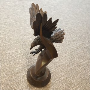 Украшение сада старинная бронзовая скульптура орла