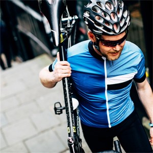 सब्लिमेटेड पैनलों के साथ पुरुषों की उच्च प्रदर्शन साइक्लिंग जर्सी छोटी आस्तीन