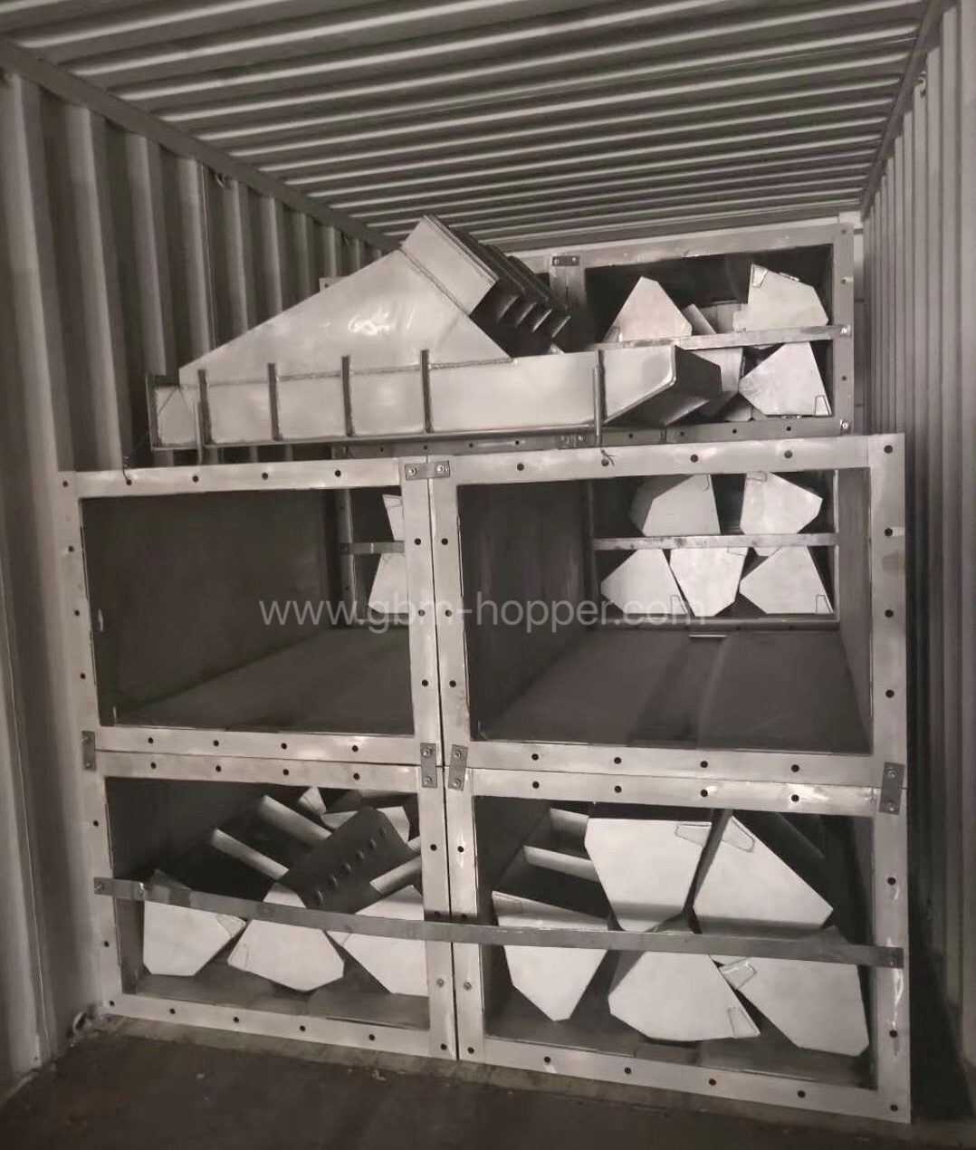 Sistema transportador de correia GBM para projeto de descarregamento de navios em Bangladesh.Nós fornecemos uma série de gamas de equipamentos para nossos clientes.