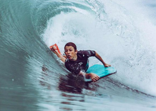 “Efoil” surfboard sporty, her kimiň lezzet alyp bilýän tagtasydyr