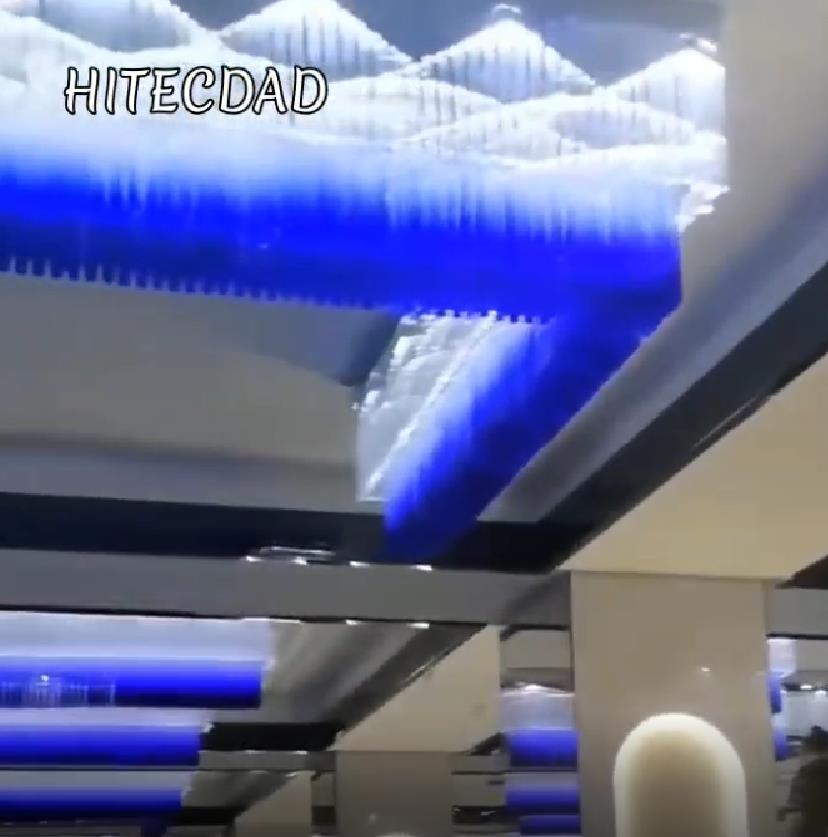 Un candelabru de sticlă albastră degradată pentru o sală de tehnologie într-un hotel de 4 stele