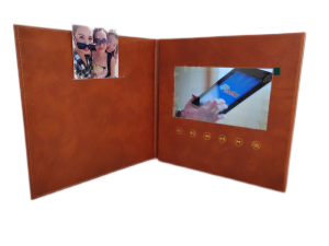 Aangepaste lederen stijl Handgemaakte 7 inch IPS-scherm video-uitnodigingskaart met insteekfoto jubileum