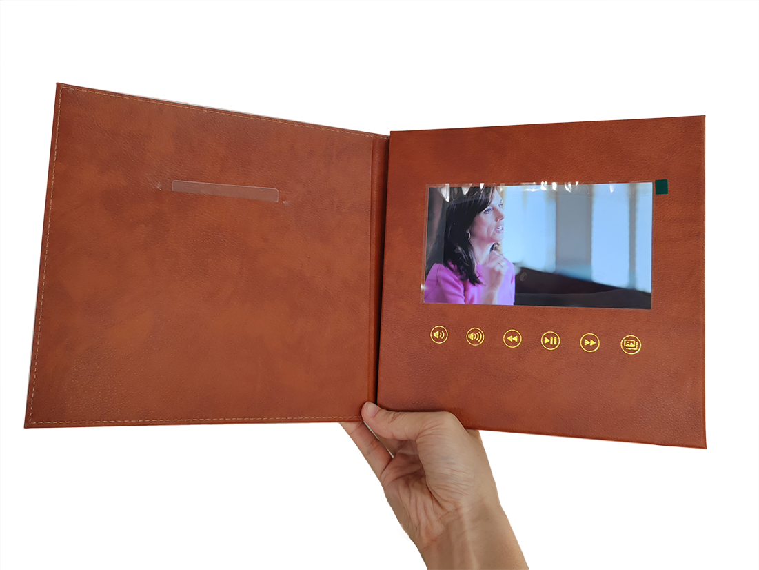 Niestandardowa, skórzana, ręcznie robiona karta zaproszenie wideo na 7-calowym ekranie IPS z wstawionym zdjęciem rocznicowym. Wyróżniony obraz