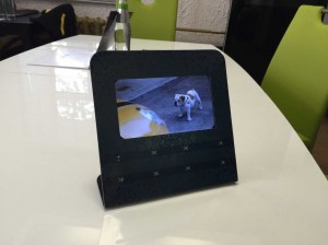 Werkseitig maßgefertigter, standfester, digitaler Video-Broschüren-Player-Ausstellungsständer aus Acryl mit LCD-Bildschirm