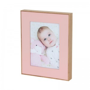 生まれたばかりの赤ちゃんの記念品の木製の写真フレーム