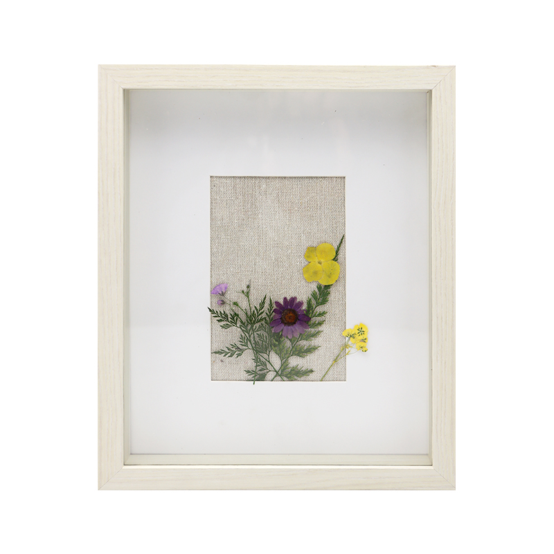 Cornice portafoto con fiori secchi in legno bianco con tappetino