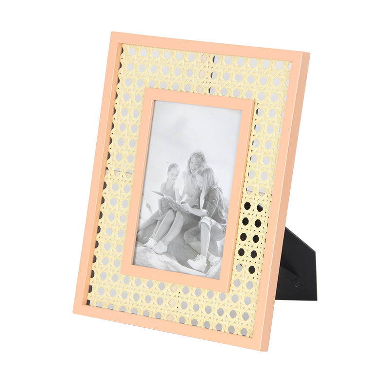 Kornizë fotografie me pikturë druri prej bastun prej palme kacavjerrëse rozë Imazhi i veçuar