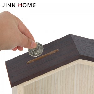Drewniana skarbonka na monety w kształcie domu