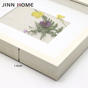 Бяла дървена рамка за сенки от сухи цветя с мат
