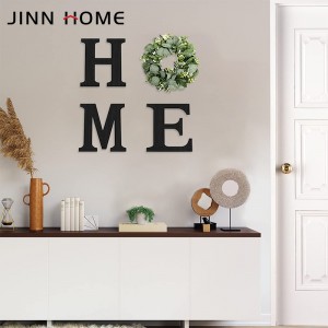 Drewniane litery dekoracyjne do domu ze sztucznym wieńcem