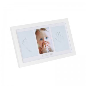 Комплект с бяла рамка и отпечатък от бебешка ръка с глина