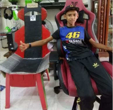 Plaaslike skoenwinkelgeskenke Tiener 'n Speelstoel nadat foto's van sy selfdoenweergawe viraal geword het