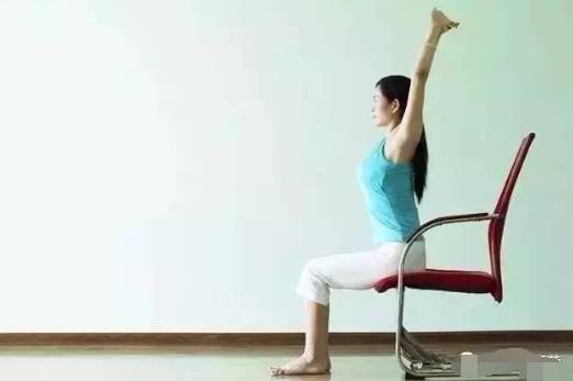 Office chair yoga para sa mga manggagawa sa opisina