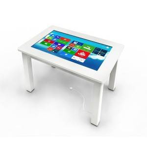 Slimme interactieve tafel met meerdere touchscreens
