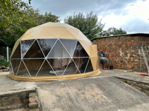 PVC Fabric အဝါနုရောင်ရှိသော သဲကန္တာရအရောင် Geodesic Dome Tent ဟိုတယ်