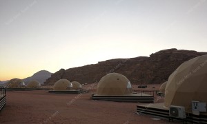 PVC szövet bézs sivatagi színű geodéziai kupola sátorszálloda